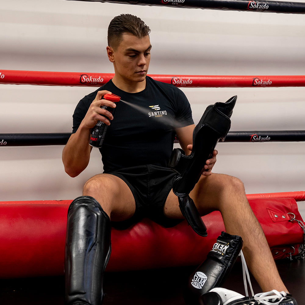 Sukkirispray gebruiken om kickbocks scheenbeschermers schoon te maken